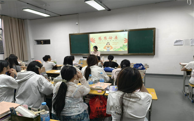 我校學(xué)工處組織各班級召開“感恩母愛，溫暖同