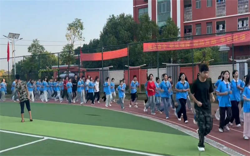 養(yǎng)成良好習(xí)慣，每日早操促進(jìn)學(xué)生健康成長(zhǎng)
