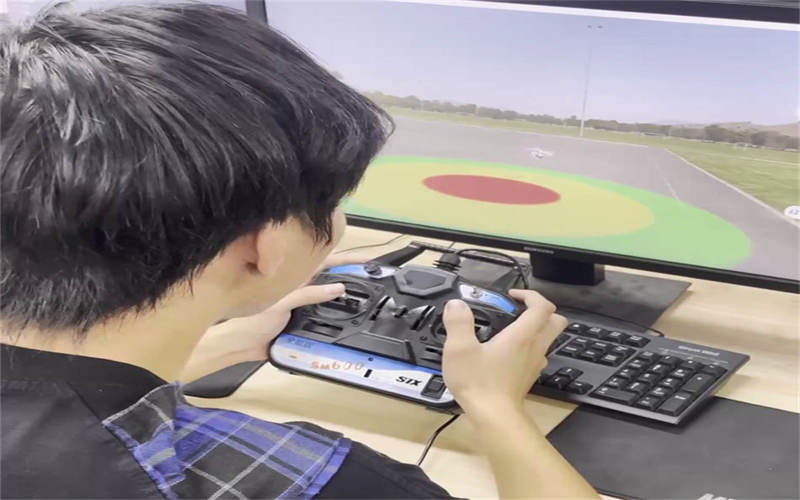 吉安市理工技工學(xué)校無(wú)人機(jī)專業(yè)深化模擬飛行調(diào)